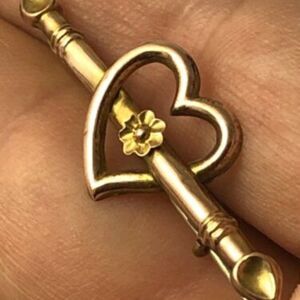 ❤️9 ct gold‎ stamped Victorian flute and heart brooch